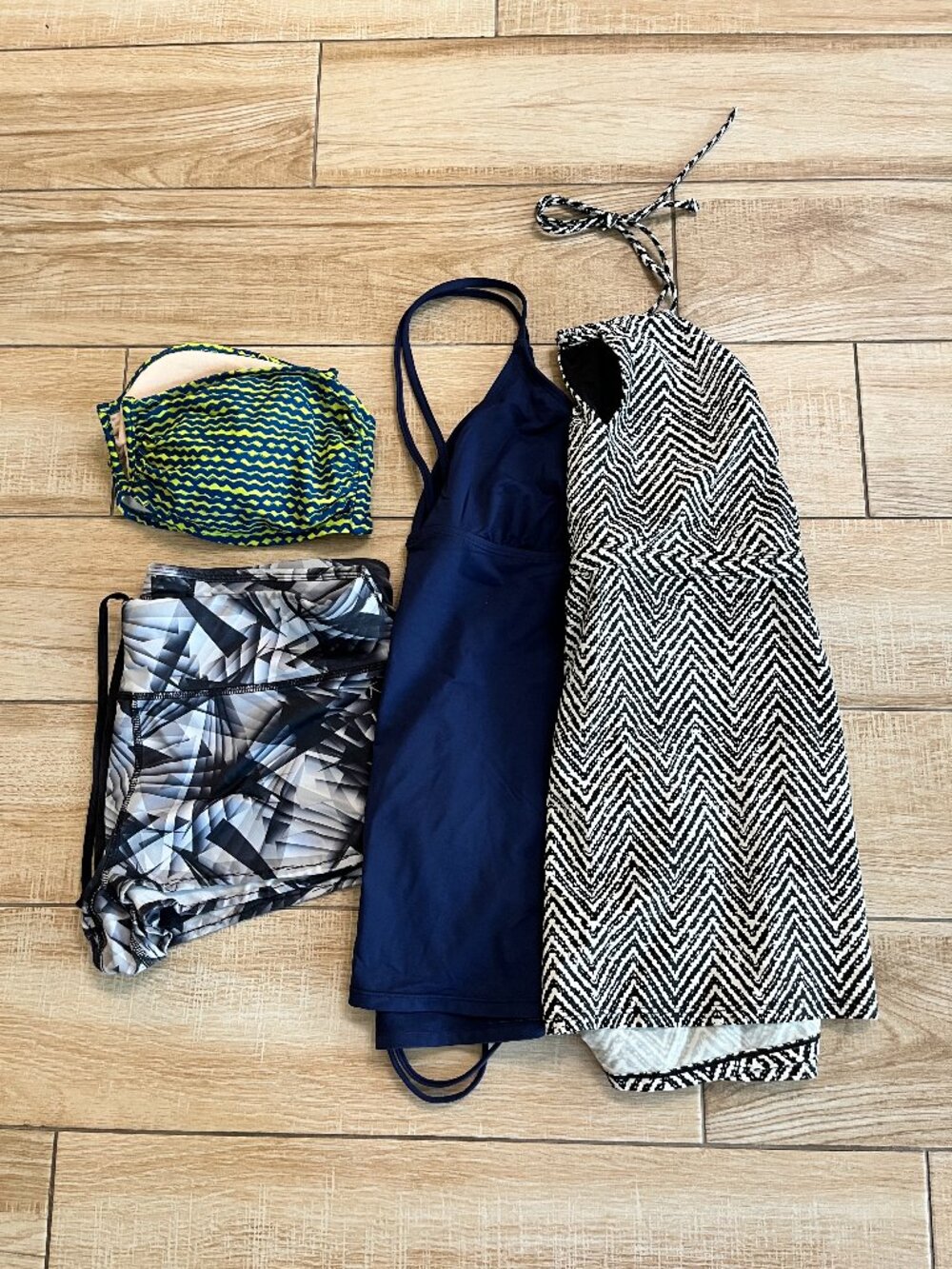 Womens Bundle of 4 Swimsuit Items - L
